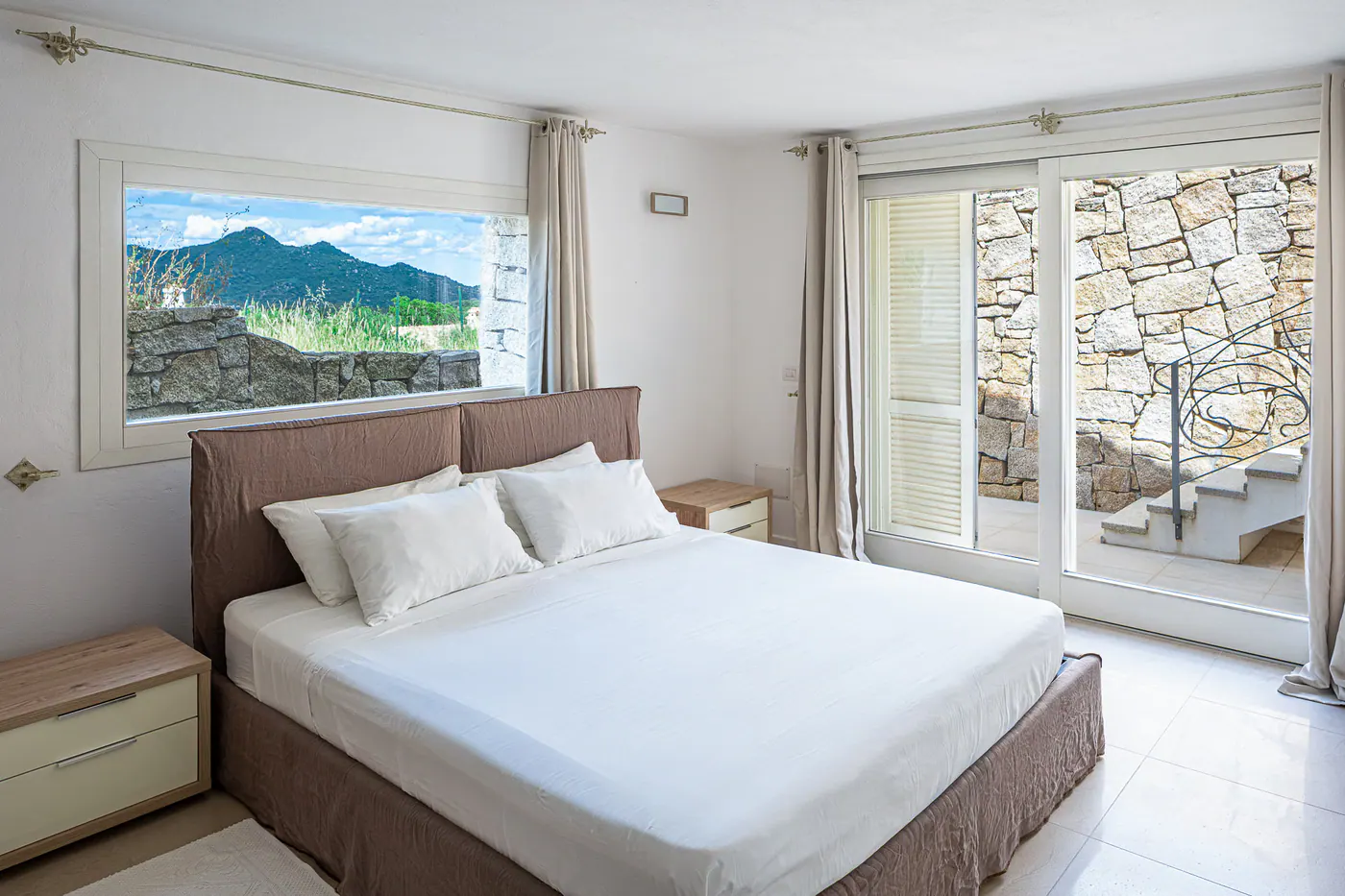 Double bedroom with a view over the hills