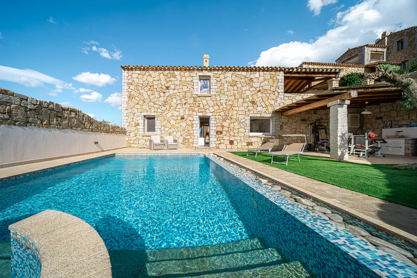 Detail of the pool edge with mosaic tiles